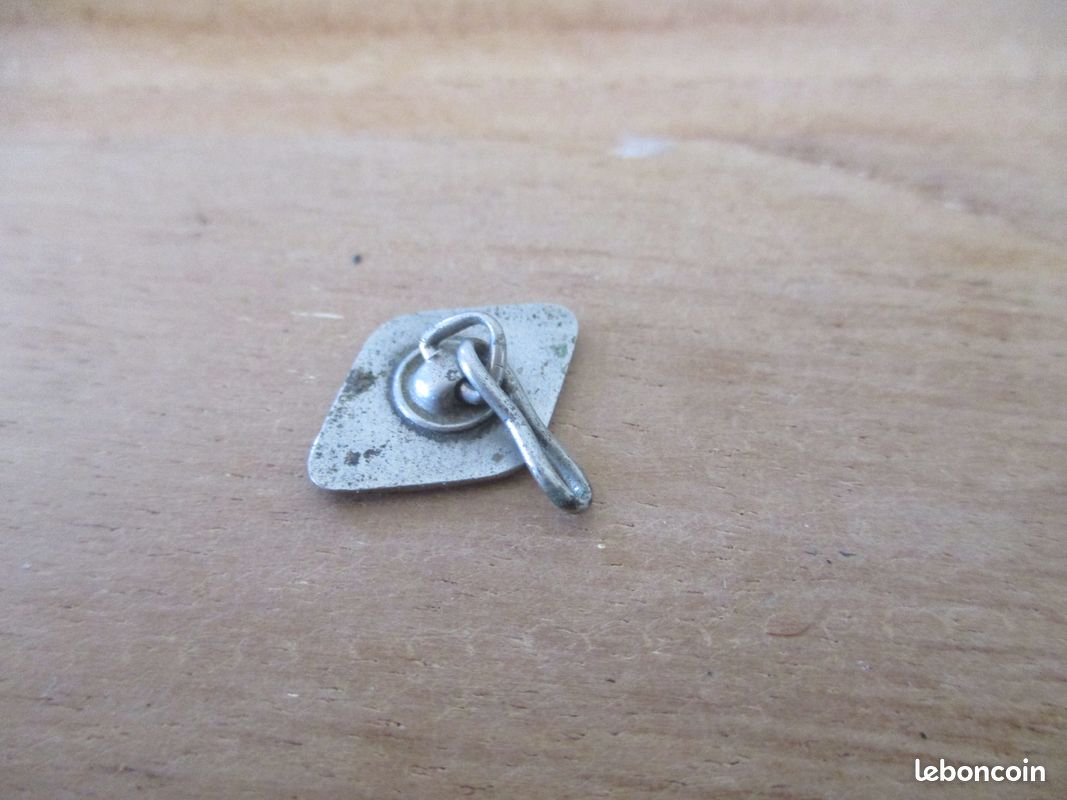 Ancien Pendentif Triangle Vert et Noir en Métal 2 x 1 cm (image 2)