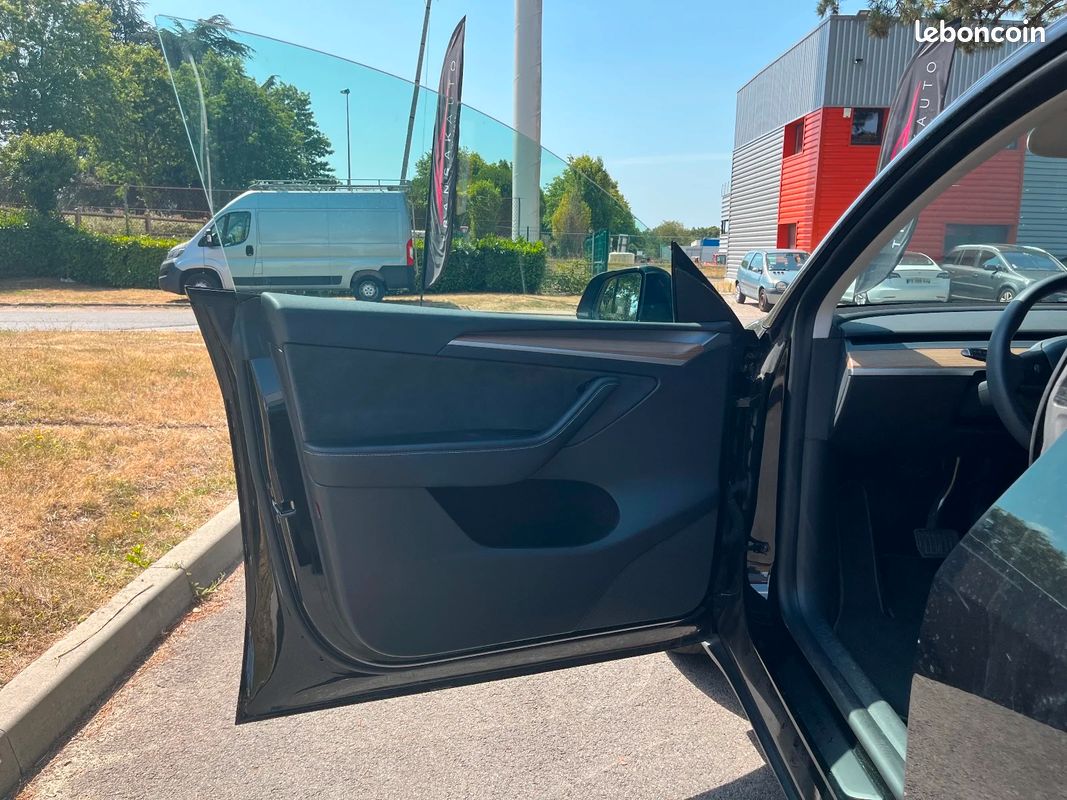TESLA MODEL Y Standard RWD (image 13)
