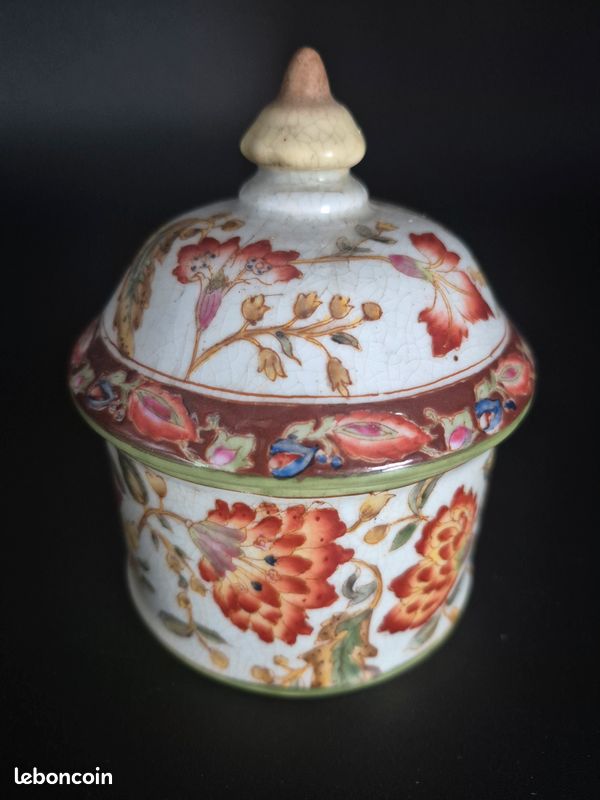 Boite avec couvercle en porcelaine 1895 WONG LEE décor fleuri (image 1)