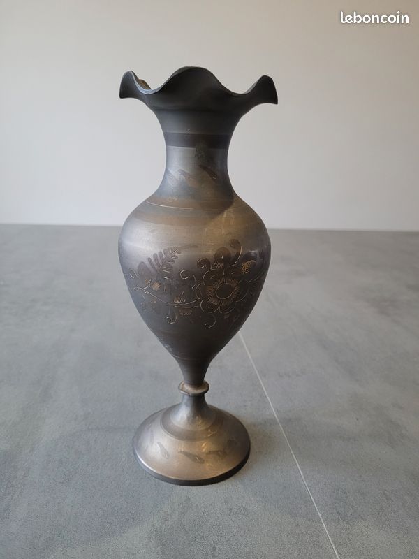 Vase en étain gravé (image 1)