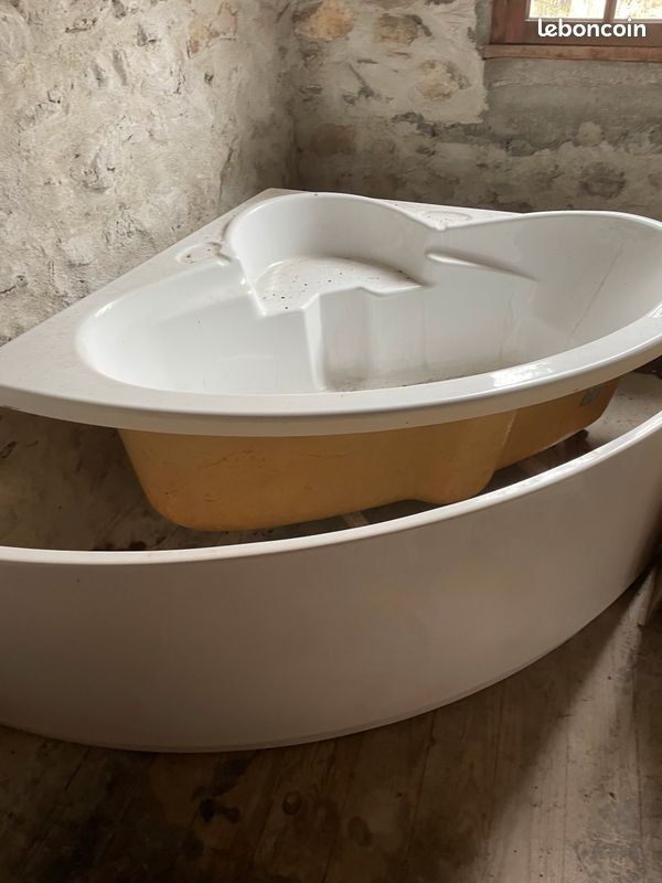 Baignoire d’angle neuve (image 1)