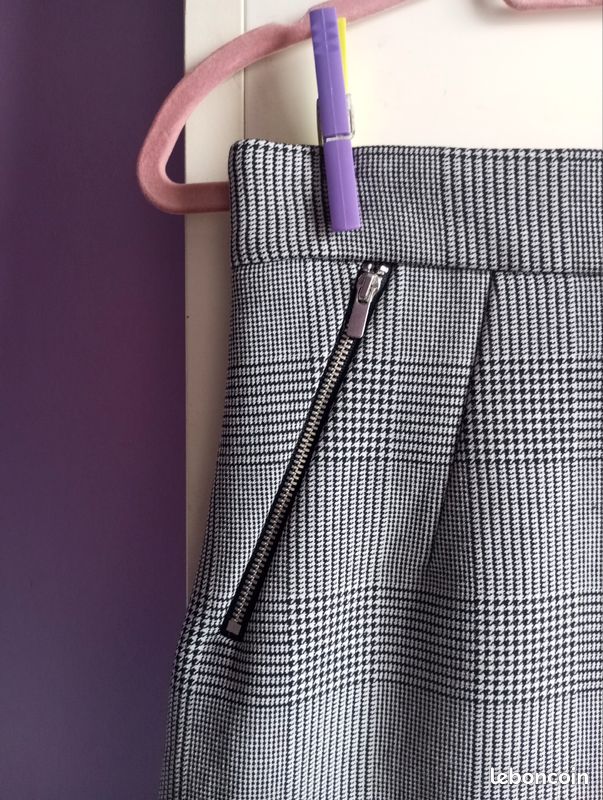 🩶 Mini jupe à carreaux à couleurs 🖤🤍 Taille 40 de la marque h&m (image 2)