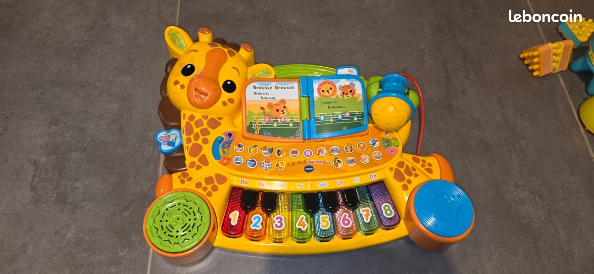 VTECH - MON PIANO GIRAFE JUNGLE ROCK, INSTRUMENT DE MUSIQUE BÉBÉ, CLAVIER PIANO ENFANT PARLANT ET INTERACTIF AVEC MICRO KARAOKÉ