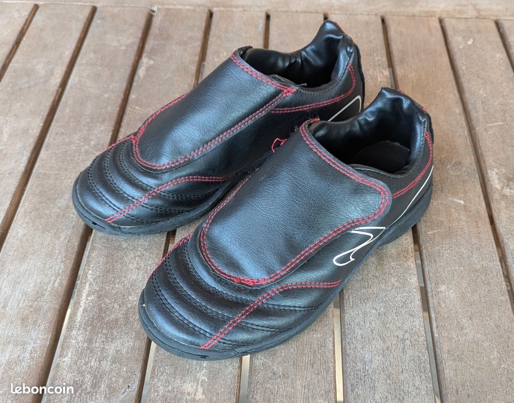 Chaussures de foot enfant crampons moulés garçon noir Go Sport 31