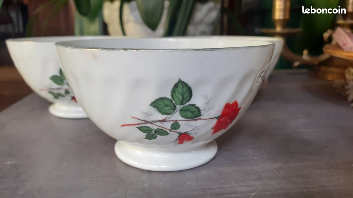 3 Anciens bols a café en porcelaine Motif de roses (image 1)