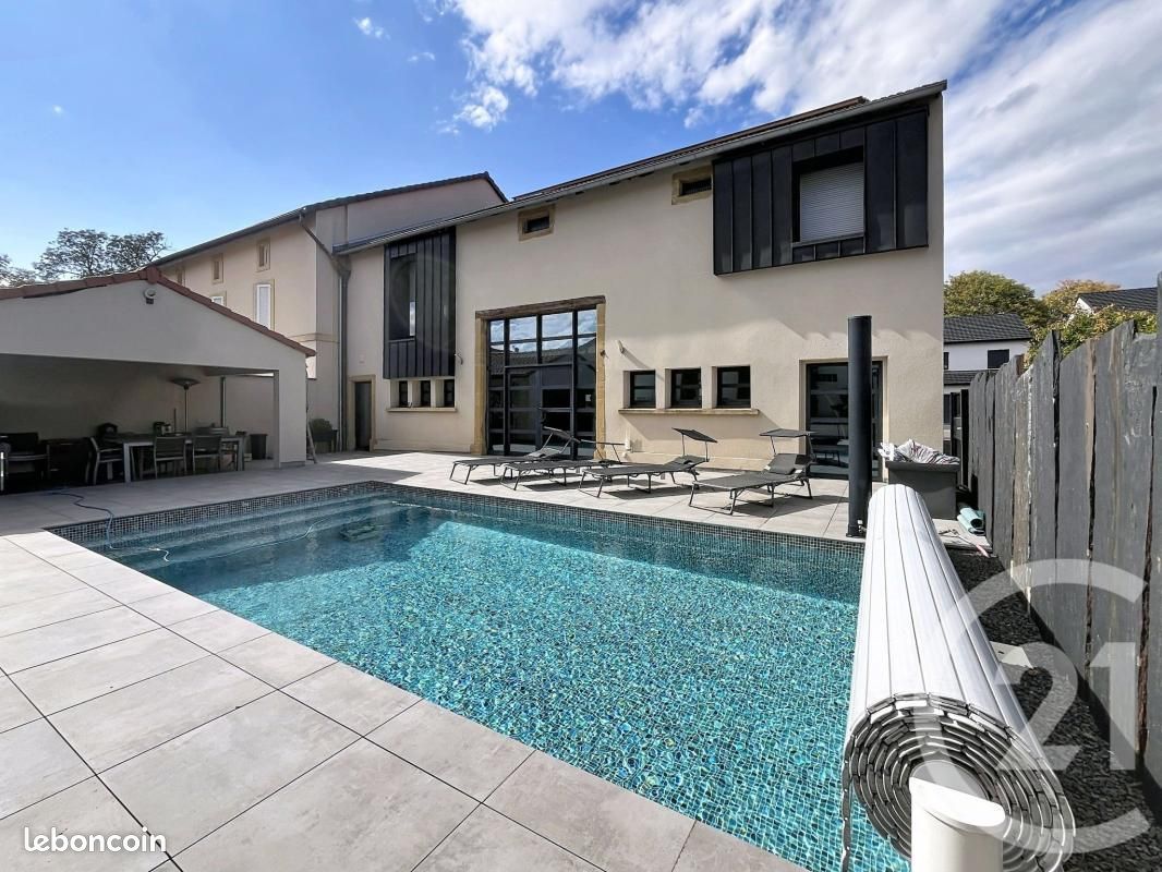 Maison 8 pièces 312 m² · à Vigy · 312 m² · 950 000 €
