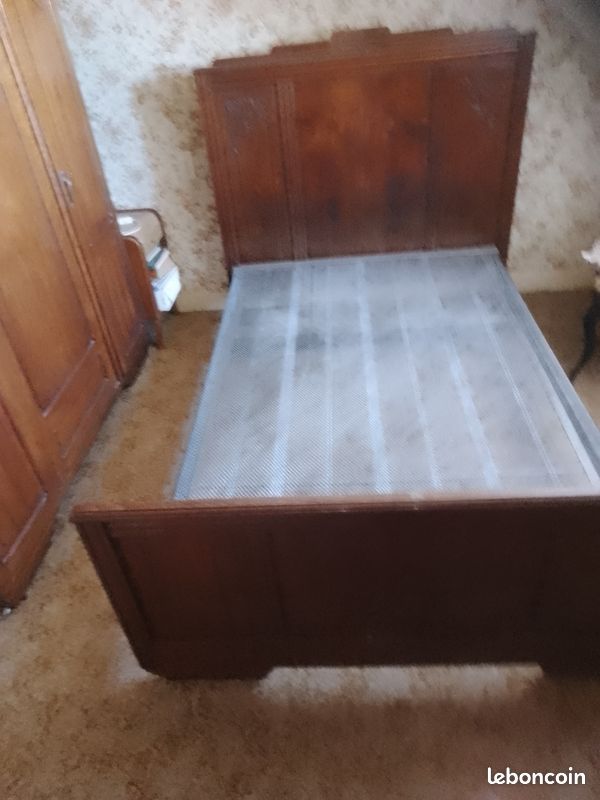 Armoire ancienne avec lit et table de chevet (image 3)