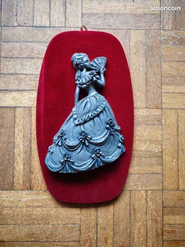 Lot de décoration en étein sur velour rouge ou surface blanche (image 1)