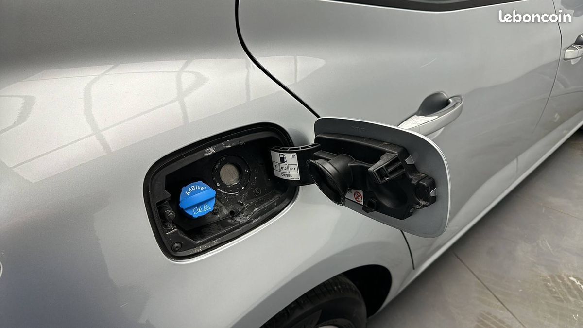 Renault megane iv berline blue dci 115 evolution (image 22)