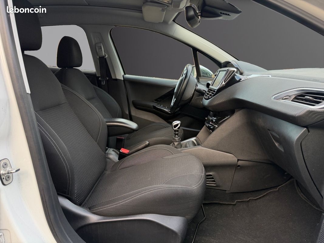 PEUGEOT 208 PureTech 110ch Tech Edition - Distribution Neuve - Entretien à jour - Caméra de recul (image 9)