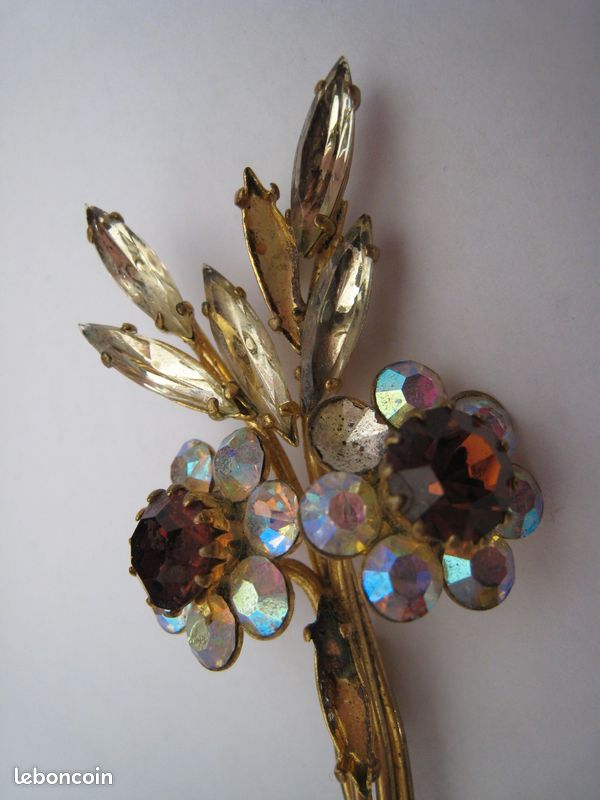 Belle Broche Fleur En Métal Doré – Années 50 – Avec Zirconiums – Occasion