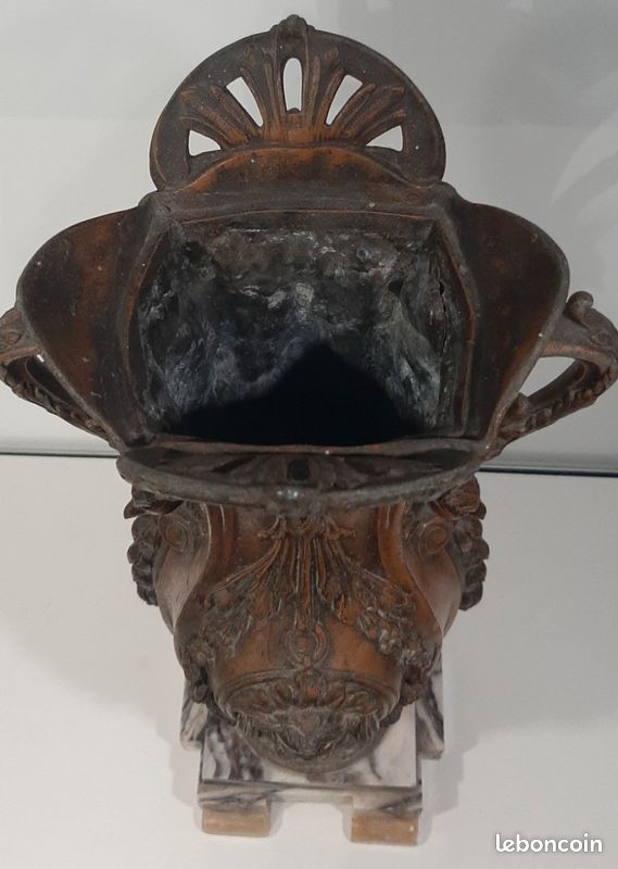 Vase en régule à tête d'angelot sur pied en marbre (image 6)