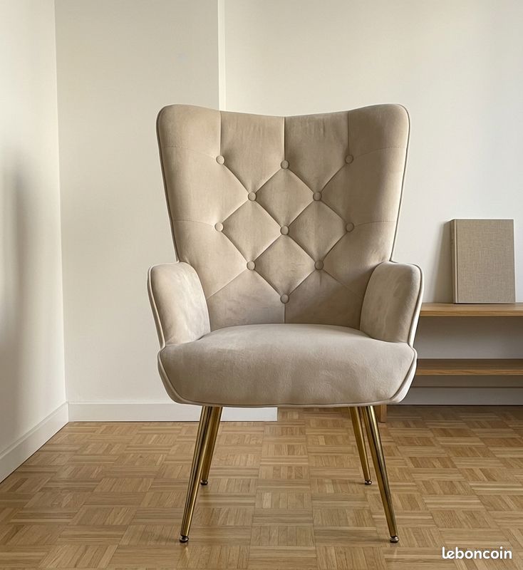 Fauteuil de salon chic en velours beige capitonné et pieds dorés (image 1)