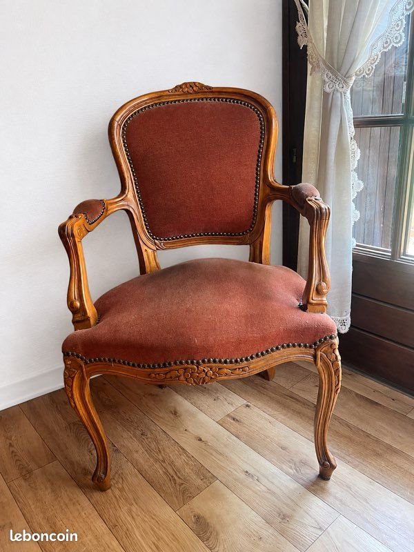 Fauteuil ancien style Louis XV cabriolet structure en bois sculpté et assises en tissu velour vieux rose (image 1)