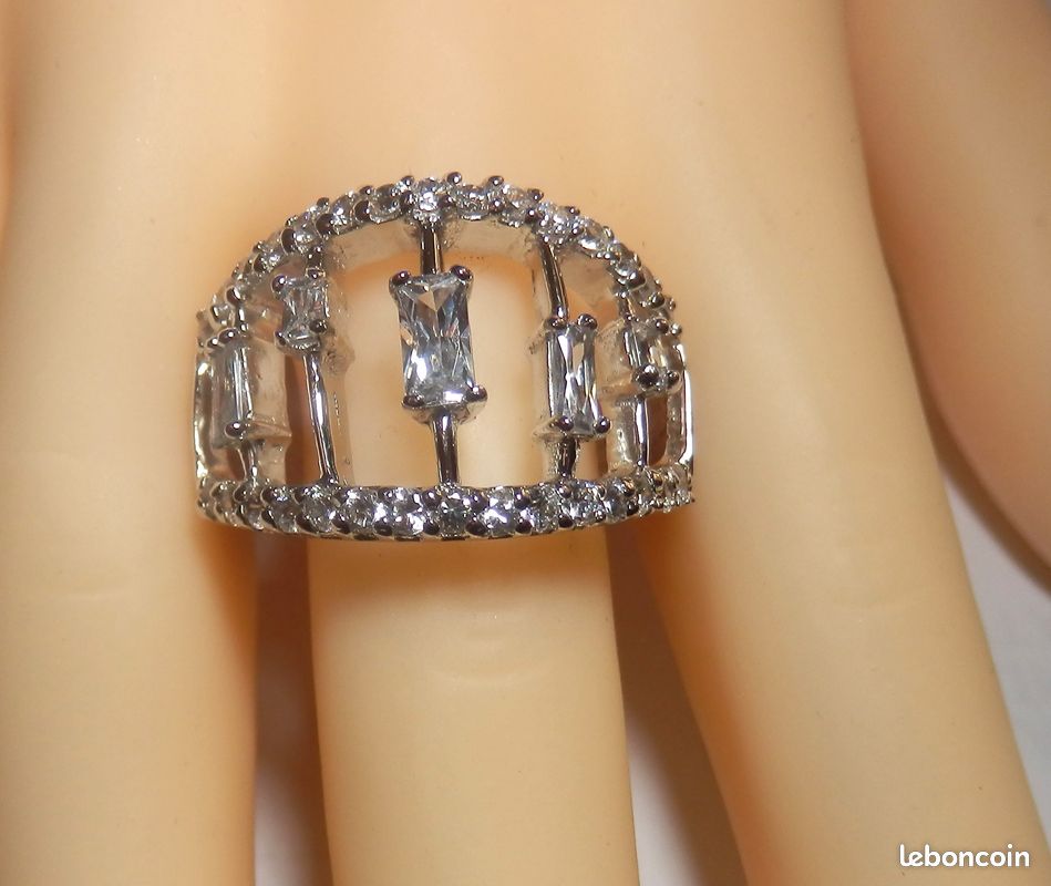Bague En Argent Massif Ovale Ajourée Avec Zirconiums - Taille 60, Occasion, Couleur Argentée