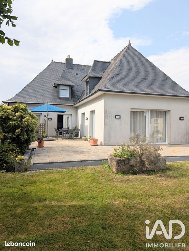 Maison 9 pièces 230 m² · à Carhaix-Plouguer · 230 m² · 376 000 €