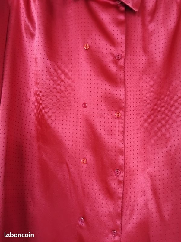Chemisier rouge rosé avec petits points noirs (image 2)