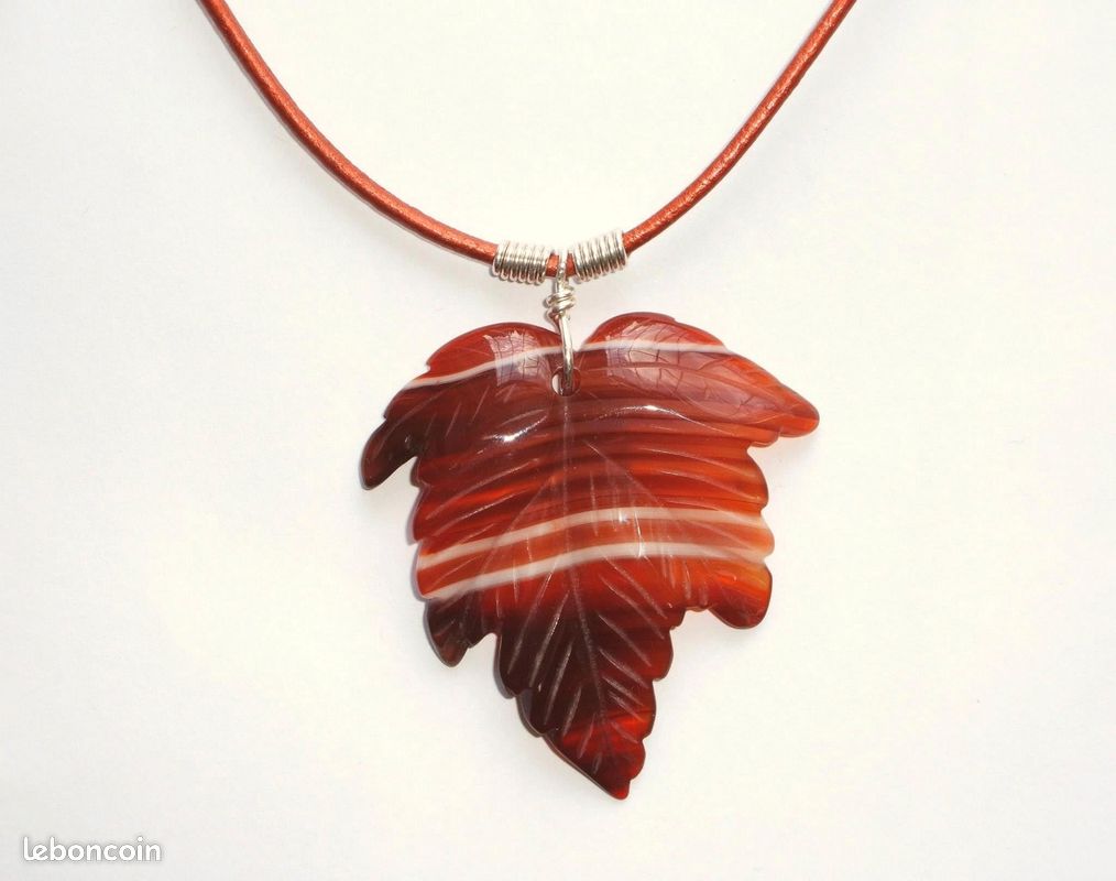 Collier avec un pendentif en pierre naturelle d'agate striée, cordon en cuir (image 1)