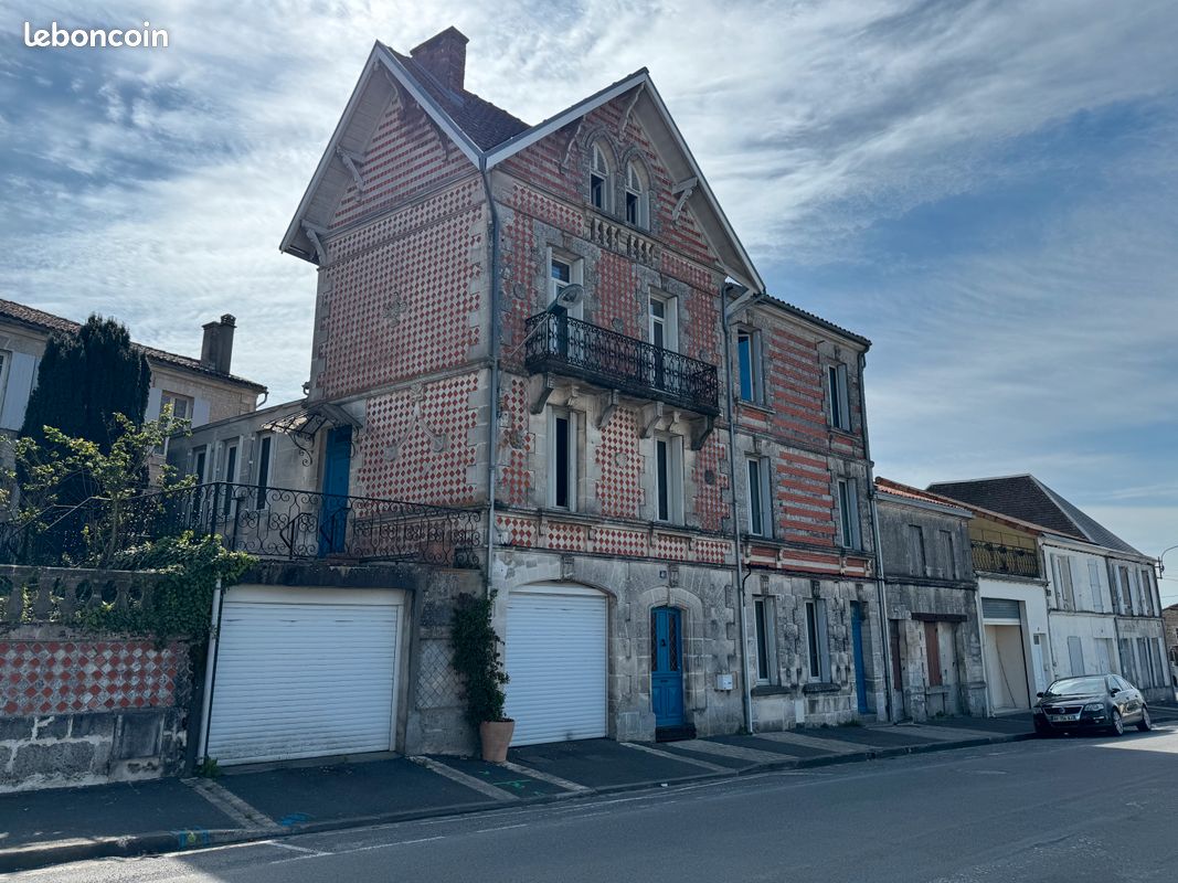 Maison 10 pièces 310 m² · à Barbezieux-Saint-Hilaire · 310 m² · 402 150 €