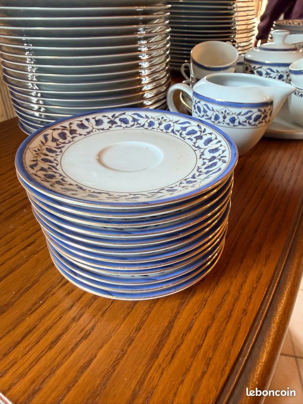 Service de vaisselle en porcelaine de Limoges, dorure à l'or fin