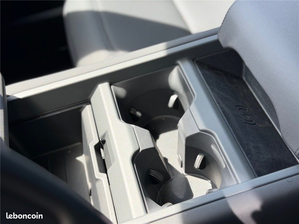 Land Rover Defender PHEV 110 X-Dynamic SE (image 23)