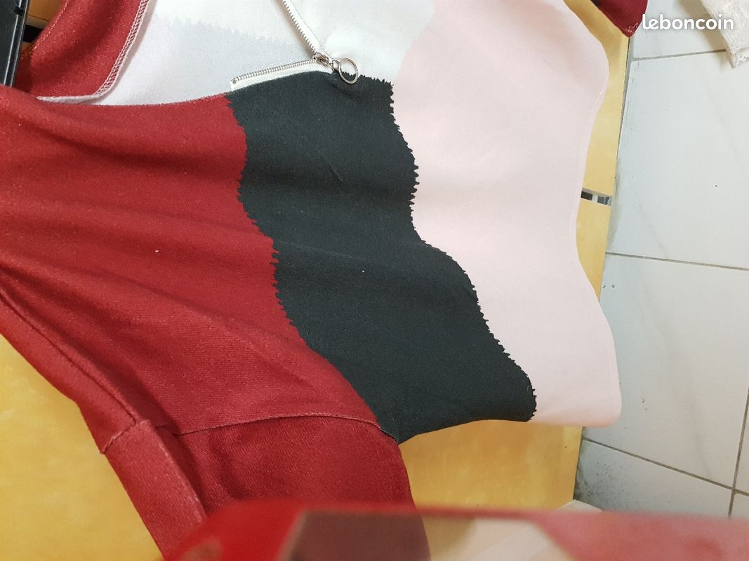 Pull léger imprimé de rose bordeaux gris foncé et blanc (image 1)
