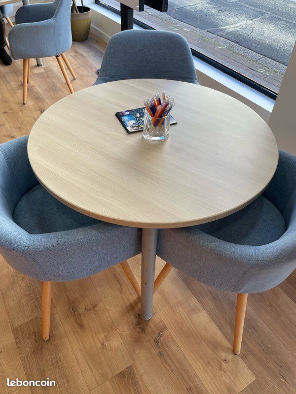 3 tables avec chaises (image 1)