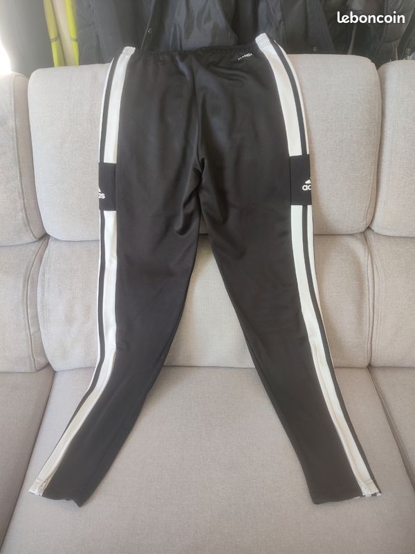 Bas de survêtement - Adidas - taille XS

Taille élastique à cordon de serrage.
Piqué 100 % polyester recyclé.
AEROREADY.
Poches latérales zippées.

Très bon état (image 5)