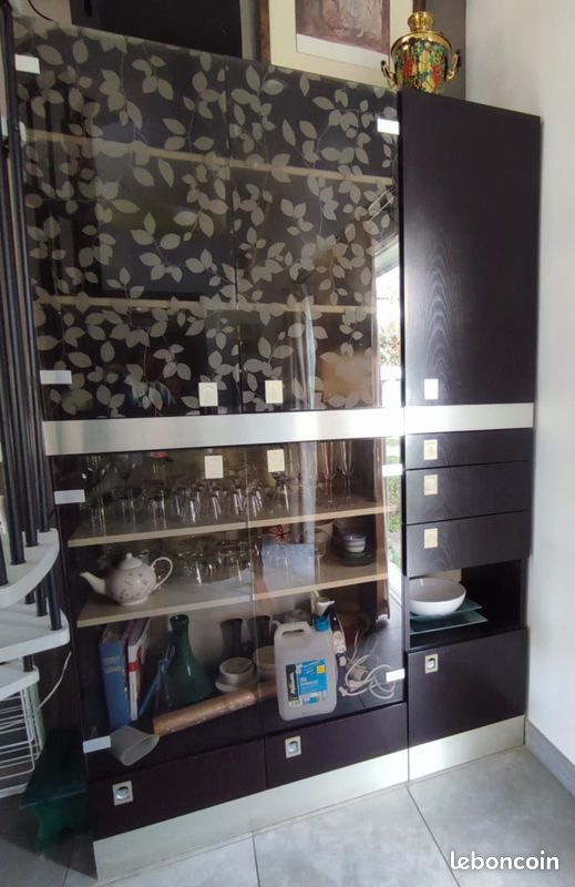 Meuble de rangement salon en bois vitré (image 1)