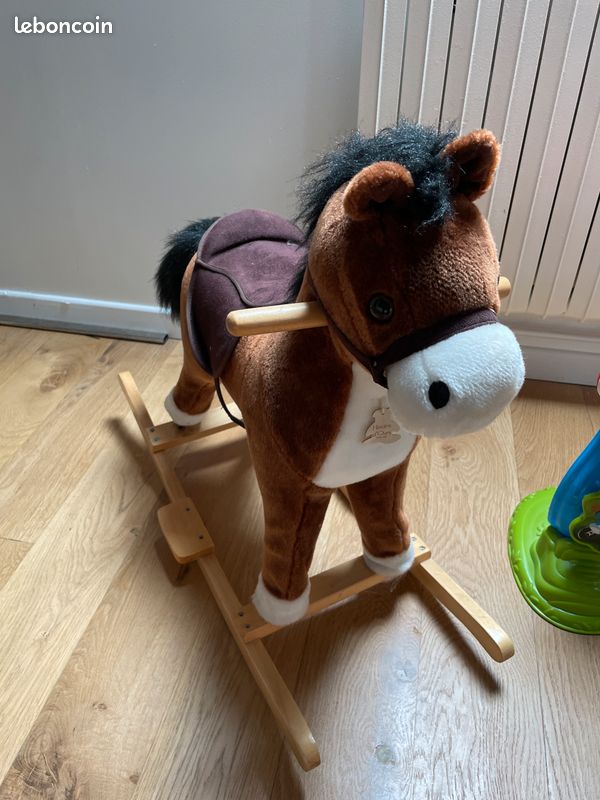 Cheval à bascule en bois (image 1)