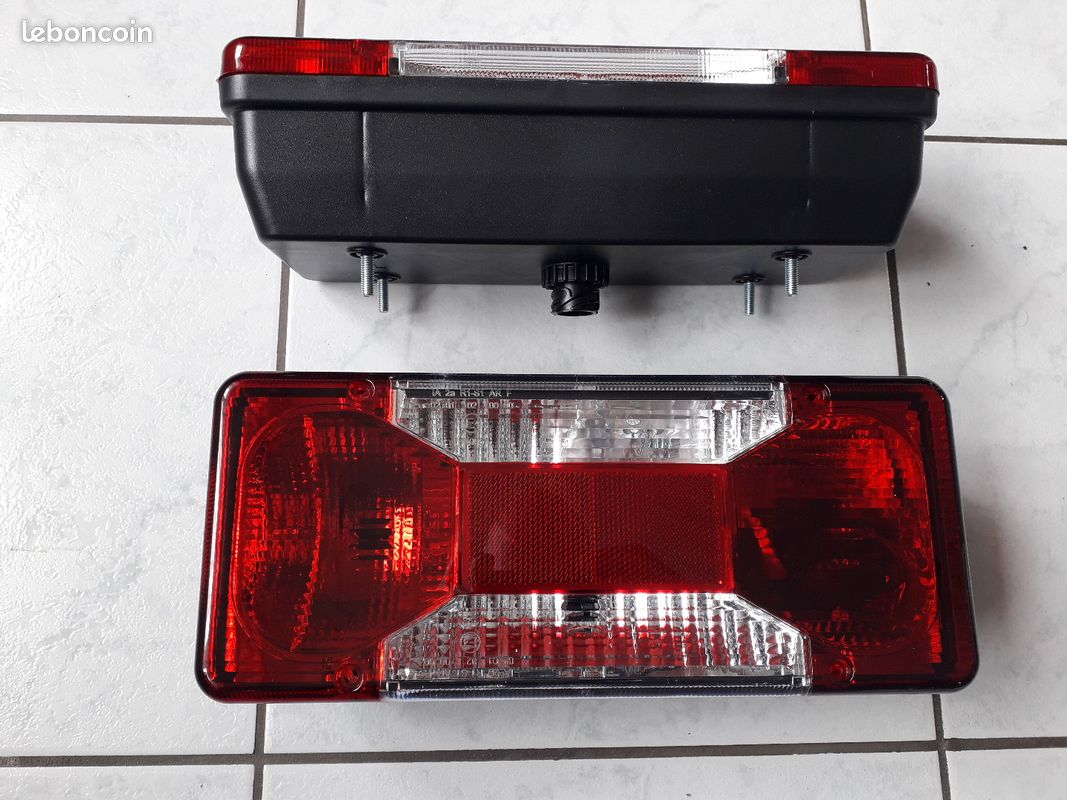 DERB Feu Arrière Droit Iveco Daily 2006-2011 - Lentille Rouge Fumée - Remplacement Pièce Auto