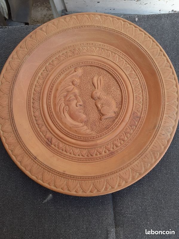 Assiette sculptée en bois (image 1)