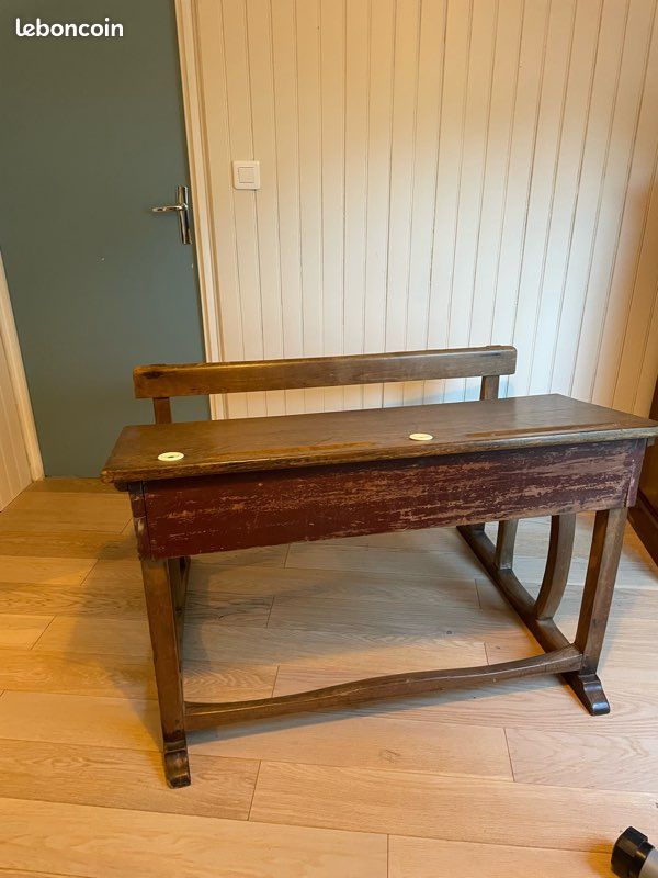 Bureau d’écolier ancien (image 1)