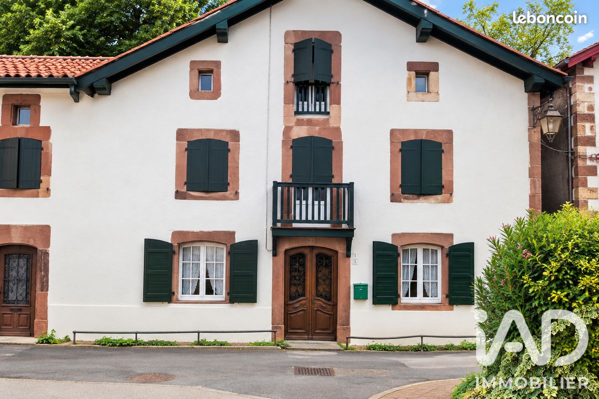Maison 8 pièces 197 m² · à Uhart-Cize · 197 m² · 330 000 €