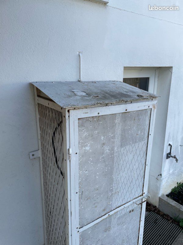 Petit abri métallique (image 3)