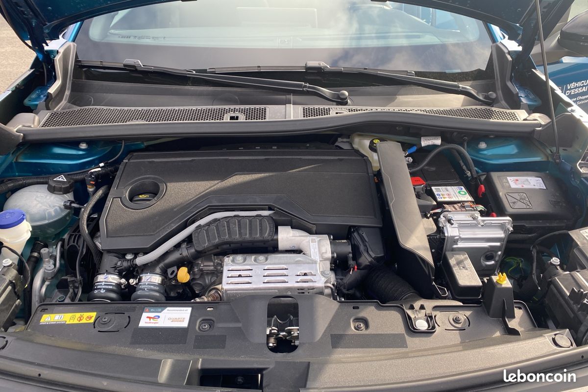 PEUGEOT 2008 Hybrid 145 e-DCS6 Business (image 16)