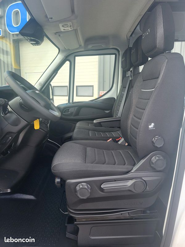 IVECO DAILY 35S18 HA8 V16 FOURGON PACK ÉVOLUTION CABINE APPROFONDIE FIXE 07 PLACES NEUF avec ATTELAGE + CAMÉRA + PROJECTEURS FULL LED / MOTEUR 3 LITRES / SANS CONTRAINTES GSR2 ( Prix Vente 49 990 HT ) (image 7)