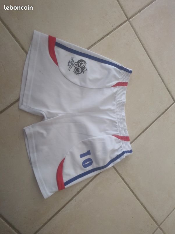 Short sport avec tâche. Tvmania (image 1)