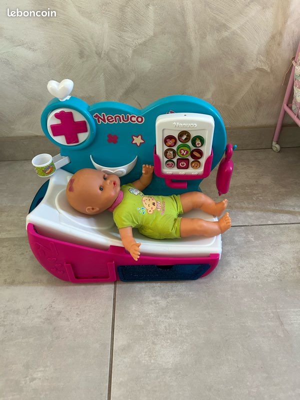 Nenuco Medical Center, poupée 35 cm Corps Rigide, 20 Accessoires, Zone de Soins intensifs et Bien Plus Encore, pour Filles/s +3 Ans, célèbre (NFNA1000 Nenuco Medical Center, poupée 35 cm Corps Rigide, 20 Accessoires, Zone de Soins intensifs et Bien Plus Encore, pour Filles/s +3 Ans, célèbre (NFNA1000