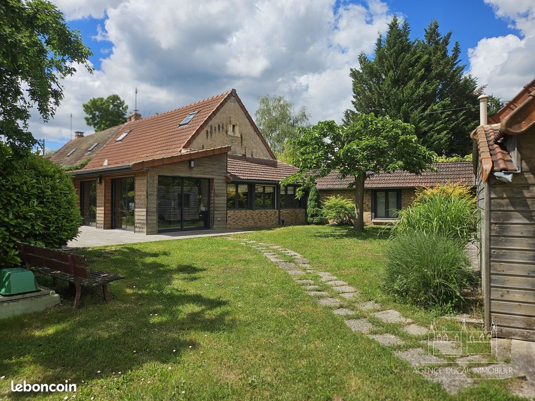 Maison 7 pièces 161 m² · à Neuvy-le-Barrois · 161 m² · 210 000 €