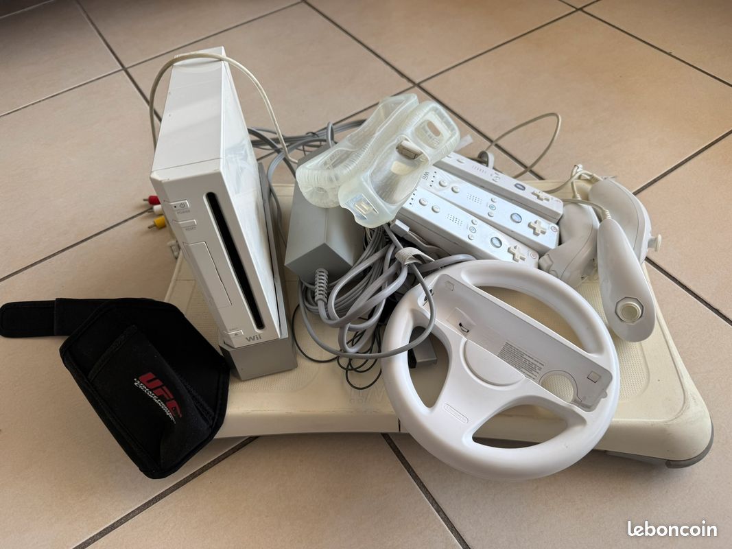 Nintendo Wii + 10 jeux + 3 Wiimotes + Balance Board + volant (image 1)