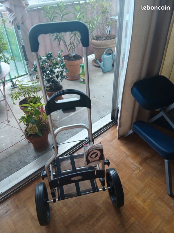 Chariot de transport léger, pratique, maniable pour table ou chaise de massage.
Matériel neuf, jamais utilisé. Prix à l'achat : 127 (image 2)