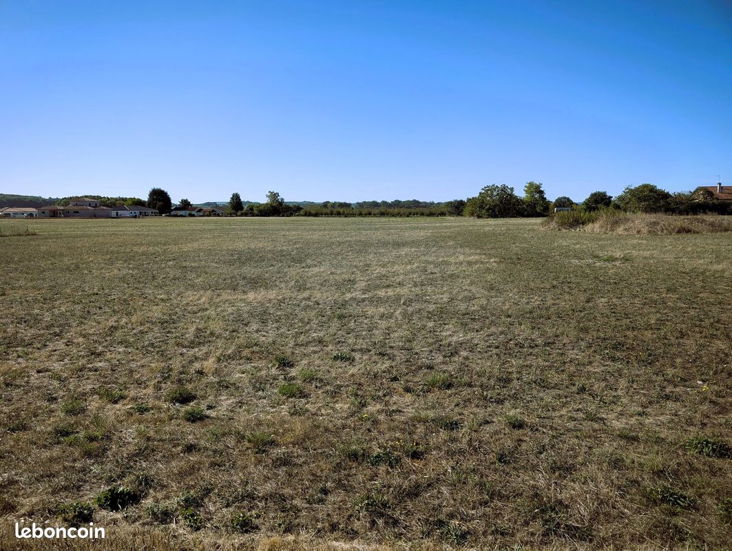 Terrain plat constructible · à Saint-Vite · 37 000 €