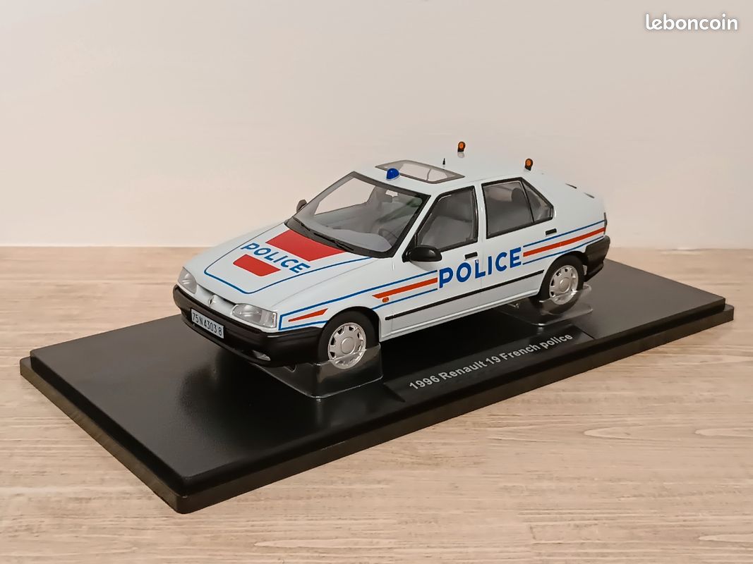Renault 19 1994 Police 1/18 Triple9 T9-1800455 Collection