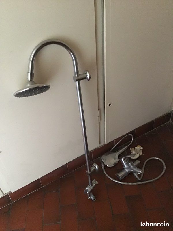 Miroir salle de bain et robinetterie (image 2)