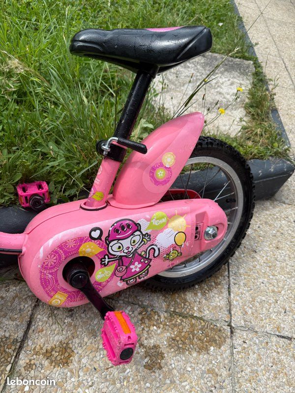 Vélo enfant B-Twin rose Ticha 14" et casque (image 4)