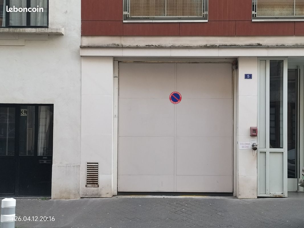 A louer parking 12 m2 · à Paris · 90 €