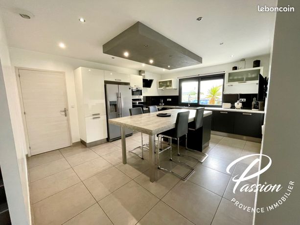 Villa 9 pièces 264 m²