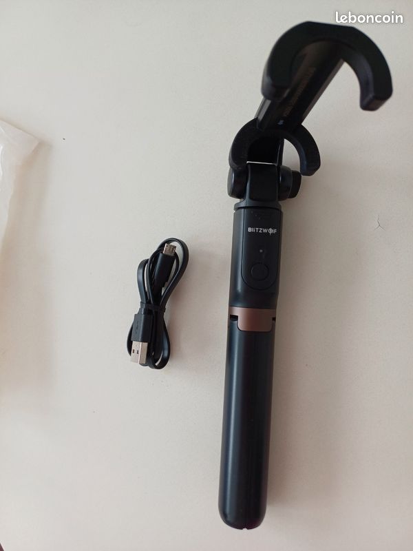 BlitzWolf BW-BS3 Extendable Selfie Stick Tripod with Wireless