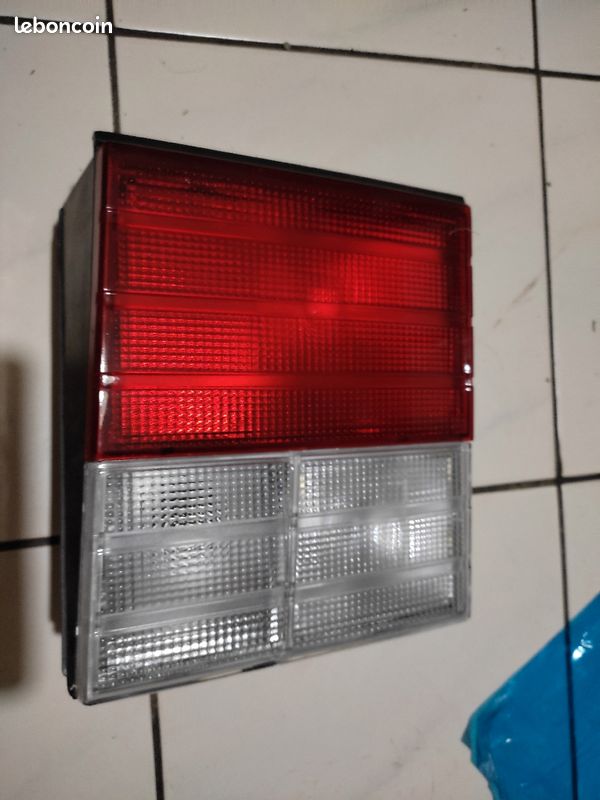 Feu arrière droit hayon Ssangyong Musso re 8360205502x (image 1)